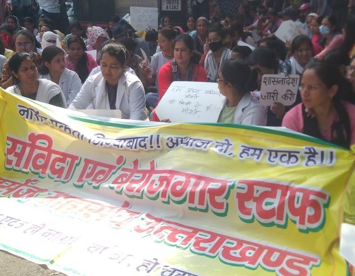65वे दिन संविदा एवं बेरोजगार स्टॉफ नर्सेज महासंघ द्वारा एकता विहार देहरादून में अपना शासनादेश के लिए धरना जारी रखा आज संविदा एवं बेरोजगार स्टाफ नर्स महासंघ के बैनर तले घोषित सचिवालय कुछ आक्रोश रैली की गई।