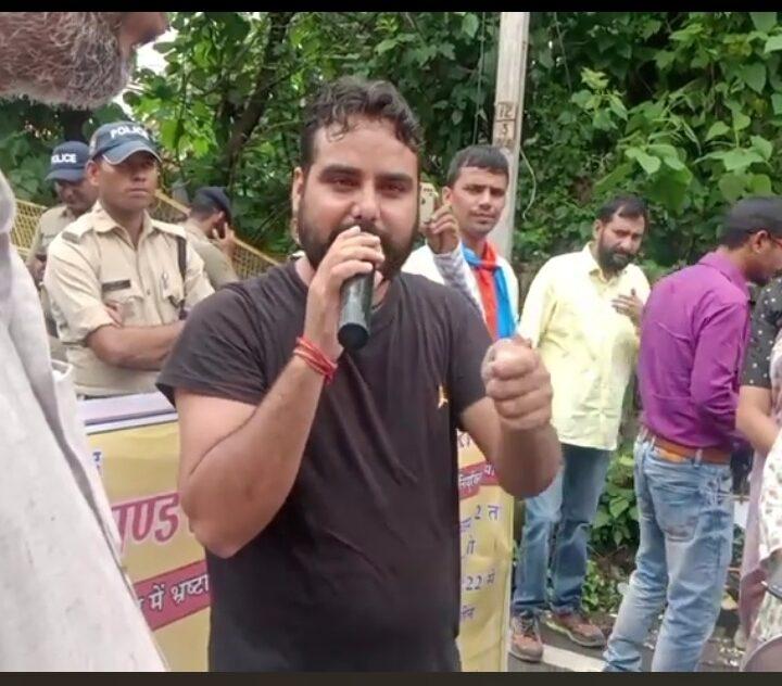 उत्तराखंड भर्ती में धांधली में निस्पक्षता में दाग । कई लोगों को सीबीआई जांच की मांग रास नहीं आ रही। लैटर में कोतवाल का #मोबाइल_नम्बर भी दिया है। बॉबी पंवार अध्यक्ष उत्तराखंड बेरोजगार संघ