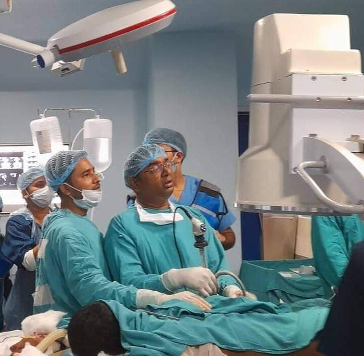 बांदा में पहली बार गुर्दे की तीस एम एम की पथरी का दूरबीन पद्दति लेजर किरणों (PCNL) से सफल ऑपरेशन ।