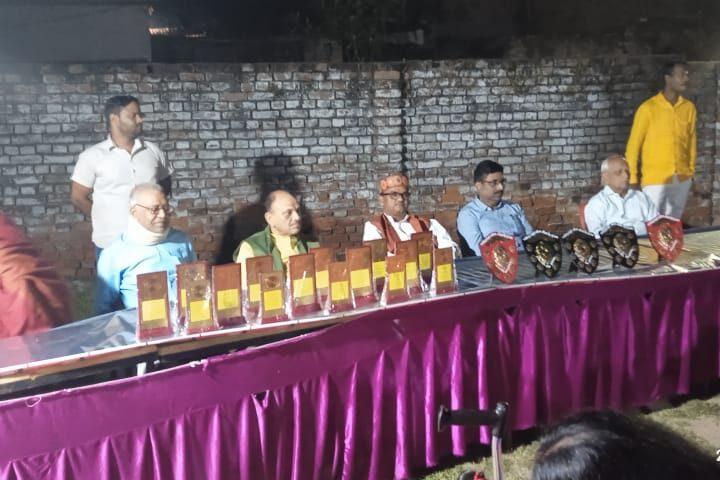 कायस्थों ने भैयादूज के अवसर परभगवान चित्रगुप्त जिला कायस्थ सभा के बैनर तले जेल रोड स्थित चित्रगुप्त मंदिर मे ब्रहस्पतिवार को विधि विधान से कलम दवात की पूजा की