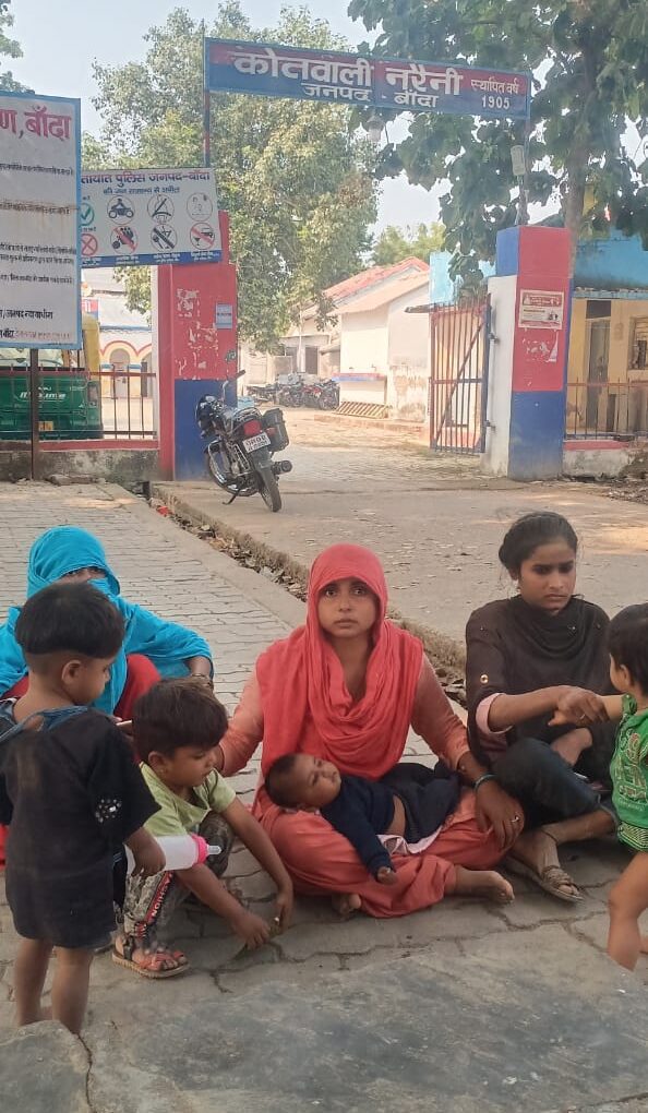 दबंग लहुरेटा खदान संचालक बिजय सिंह का तांडव अबैध खनन का विरोध कर रही महिलाओं के साथ की मारपीट तथा अभ्रदता कर कपड़े फाड़े-