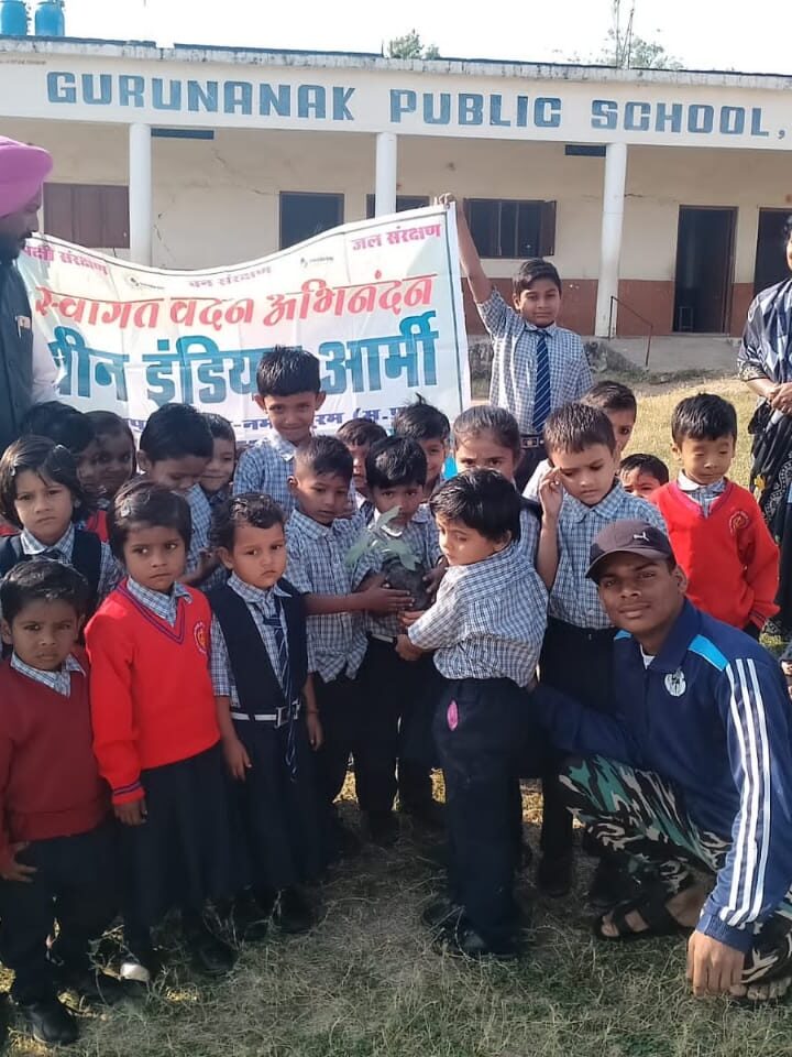 हर हाथ लगे एक पौधा जीवन संरक्षण के लिए🌱🌱बचपन बचाओ देश बचाओ प्रथम प्रधानमंत्री जवाहरलाल नेहरू जी के जन्मदिवस पर वा उनके जन्मदिवस पर समर्पित बाल दिवस पर गुरु नानक पब्लिक स्कूल सोहागपुर में छोटे बच्चों के साथ मिलकर बाल दिवस मनाया।