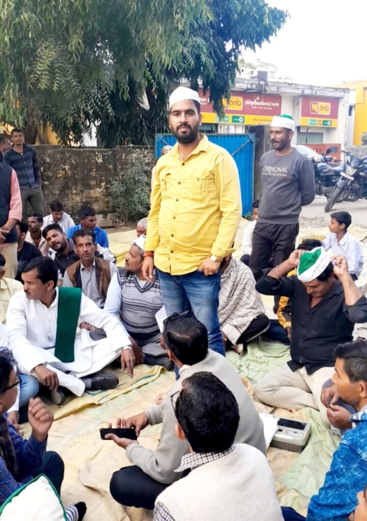 भारतीय किसान यूनियन तोमर के प्रदेश अध्यक्ष कार्यकारिणी शहजाद प्रधान जी वा युवा जिला अध्यक्ष चौधरी अंकित गुर्जर के नेतृत्व में सहकारी समिति खाईखेड़ी में हो रहे भ्रष्टाचार को लेकर एक धरना प्रदर्शन किया गया – पुरकाजी यूपी