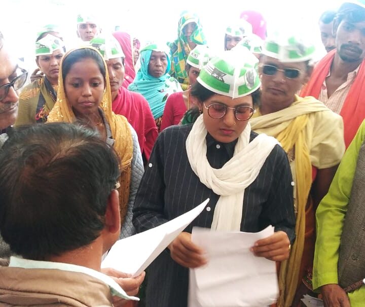 जनता दल यूनाइटेड के सैकड़ों कार्यकर्ता आज बांदा जिलाधिकारी के माध्यम से महामहिम राष्ट्रपति को ज्ञापन सौंपा-प्रदेश अध्यक्ष महिला मंच शालिनी सिंह पटेल यूपी