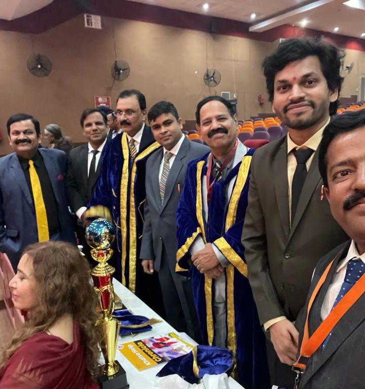 *इंटरनेशनल एजुकेशन और बिज़नेस कैंन्क्लेव 2022 में पीपल मैन डॉ. रघुराज प्रताप सिंह ने उपस्थित सभी गणमंन्यो से शिक्षा और पर्यावरण संरक्षण पर विशिष्ट चर्चा की।*
