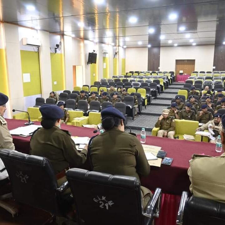 वरिष्ठ पुलिस अधीक्षक देहरादून महोदय द्वारा सभी राजपत्रित अधिकारियो तथा थाना प्रभारियों के साथ की गोष्ठी, दिए आवश्यक दिशा निर्देश।