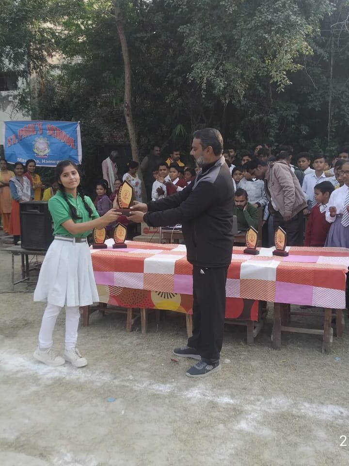 सेंट पोल्स इंटर कॉलेज मौदहा में आयोजित वार्षिक खेल प्रतियोगिता में स्नेहा ने 100मी. 200मी. 800मीटर दौड़ में मारी बाजी और बनी चैंपियन।*