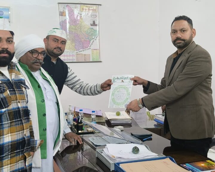 भारतीय किसान यूनियन (तोमर) की बिजनौर टीम ने जिले में बढ़ती पुलिस की गुंडागर्दी के विरोध में बिजनौर A.D.M को दिया ज्ञापन।