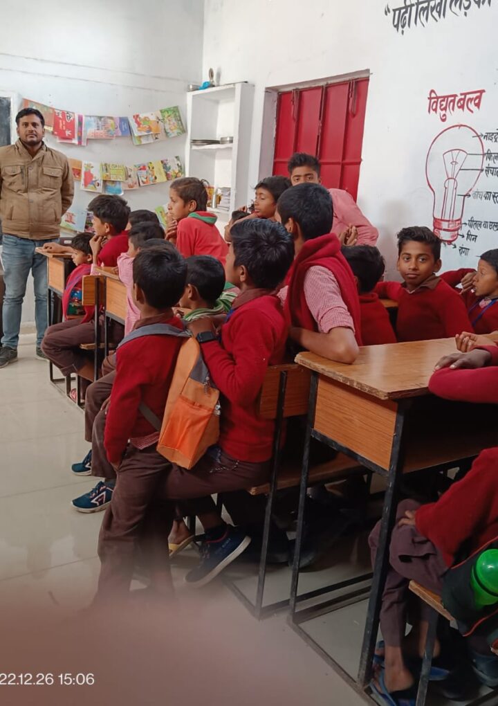 पीपल मैन डॉ.रघुराज प्रताप सिंह ने उच्च प्राथमिक विद्यालय कपसा विकास क्षेत्र मौदहा हमीरपुर क़े बच्चों को पर्यावरण संरक्षण,कि शपथ दिलाई।