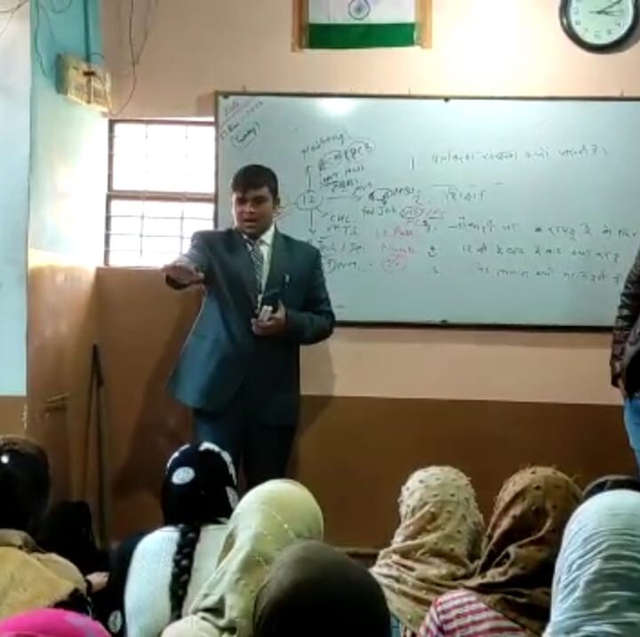 *पीपल मैन डॉ.रघुराज प्रताप सिंह ने निज़ामी केमिस्ट्री क्लासेज मौदहा हमीरपुर क़े 12वीं के बच्चों को पर्यावरण संरक्षण की शपथ दिलाई और आने वाली परीक्षा पर चर्चा की*