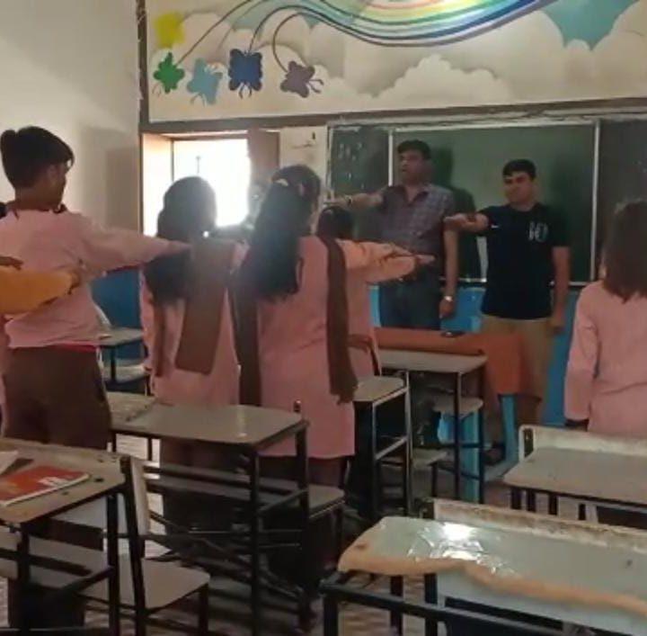 पीपल मैन डॉ.रघुराज प्रताप सिंह पर्यावरणविद् ने पूर्व माध्यमिक विद्यालय बम्हन मिनौरा जनपद जालौन उत्तर प्रदेश के बच्चों को पर्यावरण संरक्षण, पेड़ लगाने की शपथ दिलाई।
