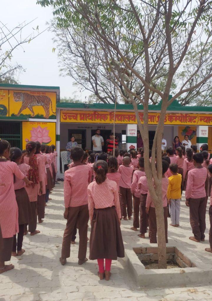 पीपल मैन डॉ.रघुराज प्रताप सिंह बुंदेलखंड में बच्चों को सीखा रहें पर्यावरण संरक्षण कैसे करें और साथ ही पेड़ लगाने की शपथ भी दिला रहें हैं।