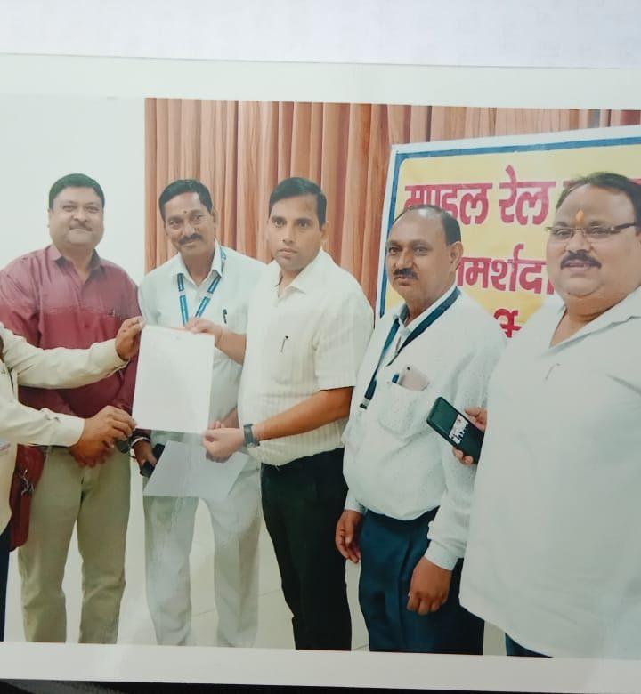 डी०आर०एम० आफिस के सभागार में रेलवे बोर्ड की बैठक  की गई जिसमें समिति के सदस्य श्री सुशील प्रकाश कौशिक उपस्थित रहे तथा उनकी तरफ से डोईवाला में प्लेट फार्म पर ओवर ब्रिज के लिये कहा गया जिसके लिए प्रबन्धक महोदय ने ओवर ब्रिज बनाने के लिए प्रस्ताव प्राप्त किया शीघ्र ही ब्रिज बनाया जायेगा तथा देहरादून स्टेशन पर ए०टी०एम० लगाने के लिये कहा गया