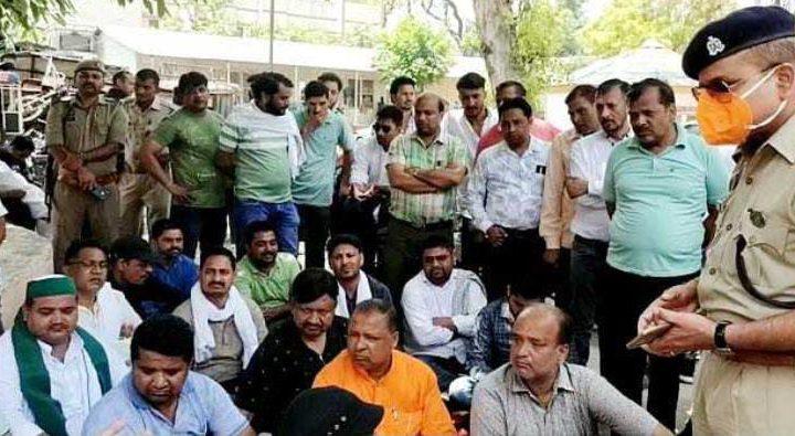 अपनी मांगों को लेकर धरने पर बैठे जनपद के पत्रकार-शामली