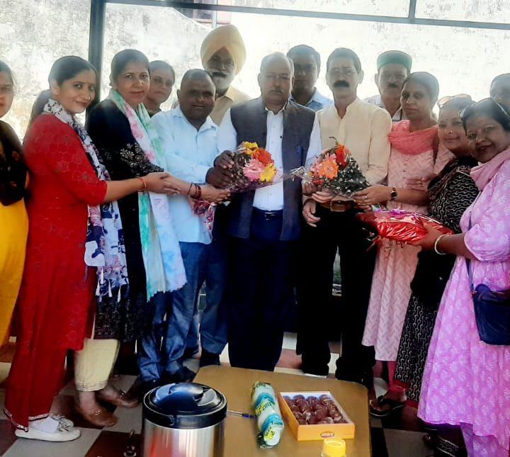 टीएचआर का भुगतान होने पर मोर्चा अध्यक्ष का किया अभिनंदन