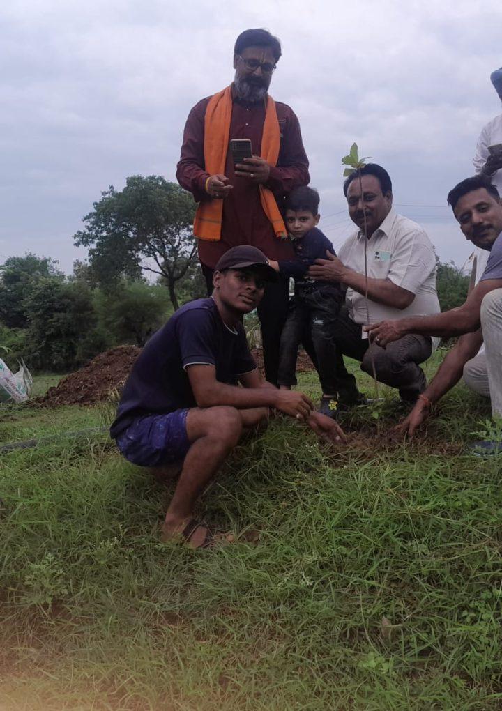 विश्व पर्यावरण दिवस के उपलक्ष में ०५ जून २०२३ को प्रात: ९.०० बजे चित्रगुप्त एकेडमी व ग्रीन इंडियन आर्मी सोहागपुर, जिला नर्मदापुरम द्वारा जमुनी सरोवर पर छायादार पौधों का पौधारोपण किया गया।