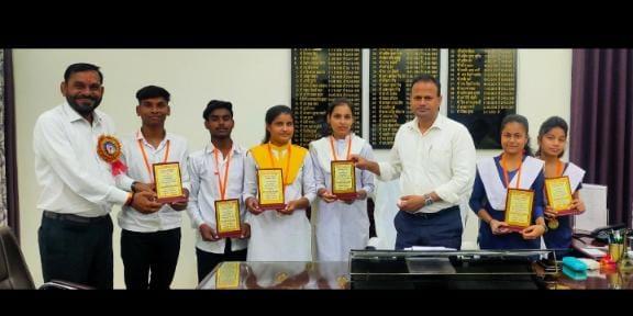 मेधावी छात्र-छात्राएं जिलाधिकारी द्वारा सम्मानित सोच एवं लक्ष्य हमेशा ऊंचा रखे तो जीवन में हमेशा सफलता मिलेगी- जिलाधिकारी