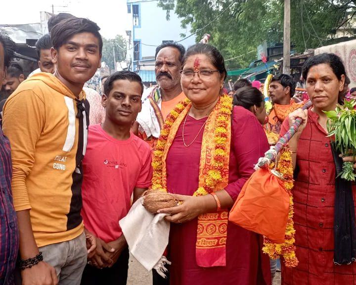 सोहागपुर से निकलने वाली कावड़ यात्रा प्रमुख राजो मालवीय जी को फूल माला व श्रीफल साल से सम्मानित किया (कावड़ यात्रियों) को भी पुष्प वर्षा