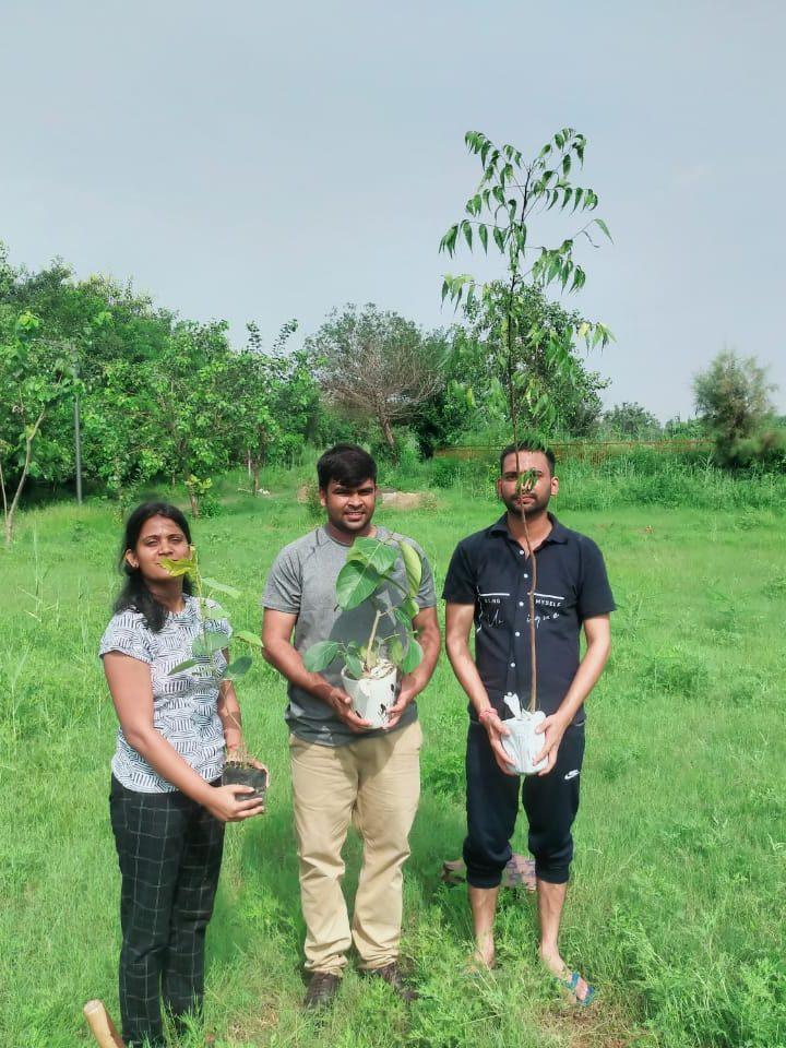 कॉरोनेशन पार्क में रघुराज पीपल मैन फाउंडेशन की टीम ने पीपल, बरगद, नीम के पौधों का रोपणकर दिल्ली के प्रदूषण और विश्व में जलवायु परिवर्तन को कम करने के लिए वृक्ष रोप कर प्रकृति संरक्षण का सन्देश दे रही हैं I