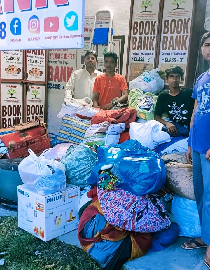 एनएपीएसआर ने बारिश से प्रभावित बस्तियों के लिए भेजी आपदा राहत सामग्री
