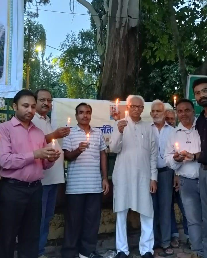 बिहार में पत्रकार हत्या के विरोध में बिहार से उत्तराखंड तक विरोध प्रदर्शन-NUJI/AMJA                                    – अररिया के पत्रकार की हत्या पर मोतिहारी में एन यू जे, बिहार ने कैंडल मार्च निकाल दी श्रद्धांजलि