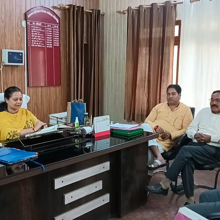 डोईवाला तहसील में ग्राम सभा जीवनवाला जनप्रतिनिधियों का प्रतिनिधि मंडल ब्लॉक प्रमुख के नेतृत्व में उप जिलाधिकारी से मिले समस्यायों पर वार्ता