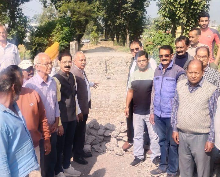 पश्चिमी वाला पुल निर्माण को लेकर ग्रामीणों ने मोर्चा के समक्ष रखी अपनी पीड़ा