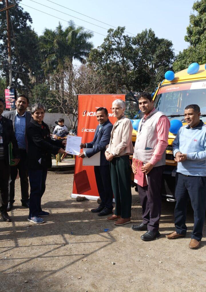 आई० सी० आई ०सी० आई० बैंक व फाउंडेशन ने लतिका संस्था को भेंट की फोर्ड मिनी बस