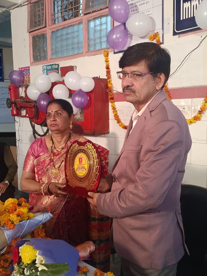 ऋषिकेष, जिला चिकित्सालय, ऋषिकेश में आज वरिष्ठ नर्सिंग अधिकारी पूर्णिमा बIजपेई के विदाई समारोह में अस्पताल के सैकड़ो कर्मचारियों ने भाग लिया कार्यक्रम के मुख्यअतिथि उपजिला चिकित्सालय ऋषिकेश के मुख्य चिकित्सा अधीक्षक द्वारा कार्यक्रम का शुभारंभ किया गया