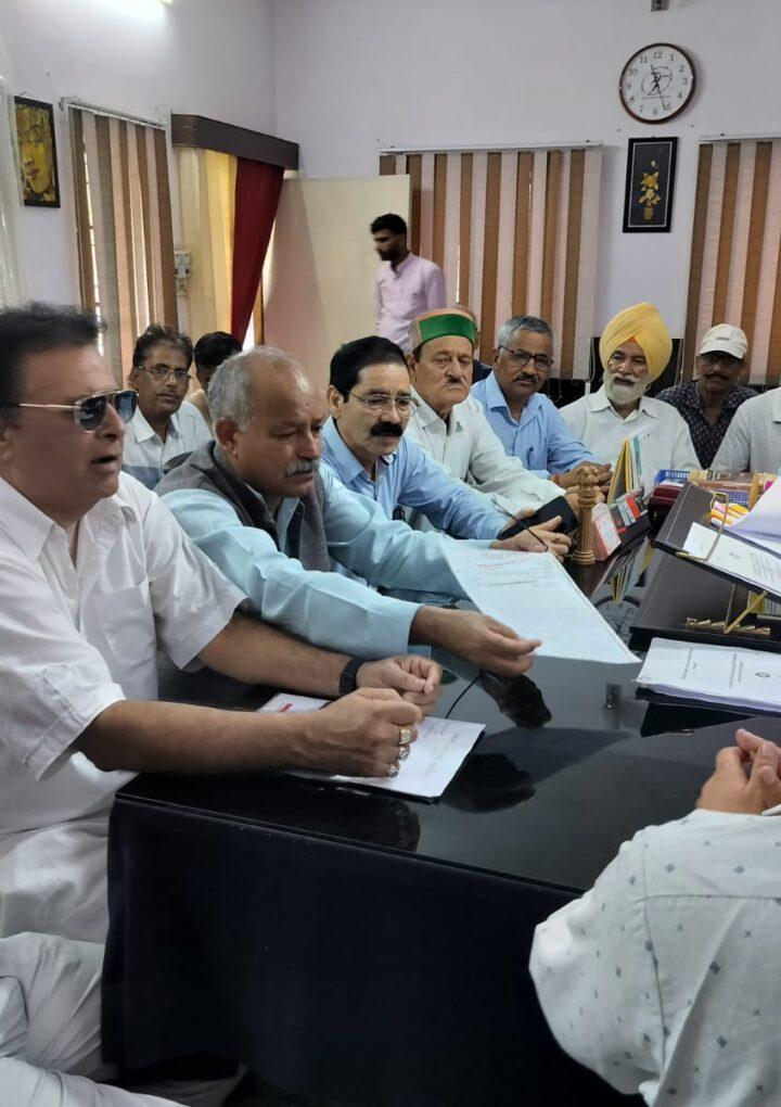 नाला निर्माण को मोर्चा ने तहसील में दी दस्तक        