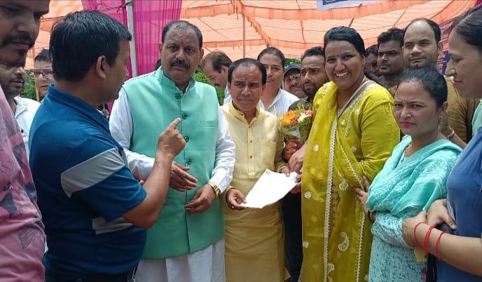 संविदा एवं बेरोजगार नर्सिंग अधिकारी महासंघ के कार्यकर्ताओं द्वारा खंड शिक्षा अधिकारी कार्यालय के नवनिर्मित  भवन के लोकार्पण पर स्वास्थ मंत्री को ज्ञापन सौंपा