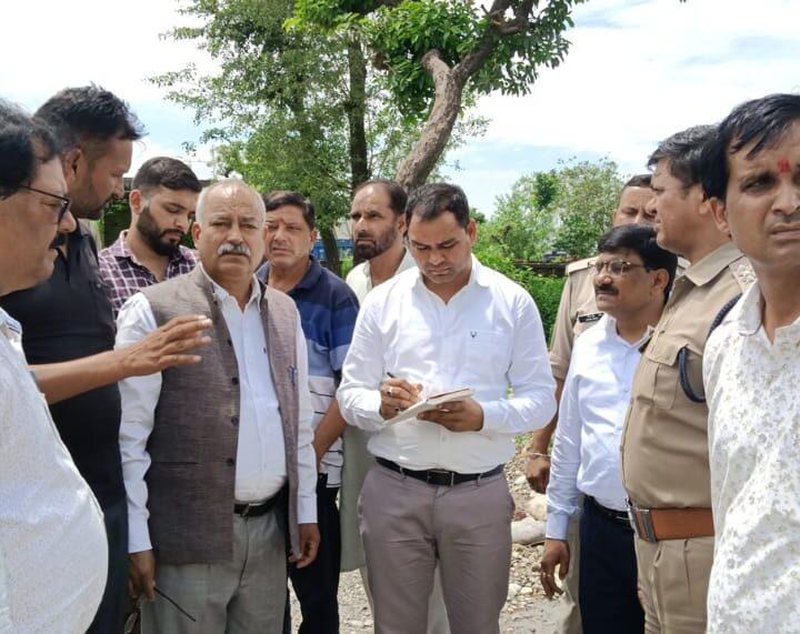उच्च न्यायालय के निर्देशों के क्रम में गठित कमेटी ने खनिज वाहनों की आवाजाही प्रकरण में किया मौका मुआयना