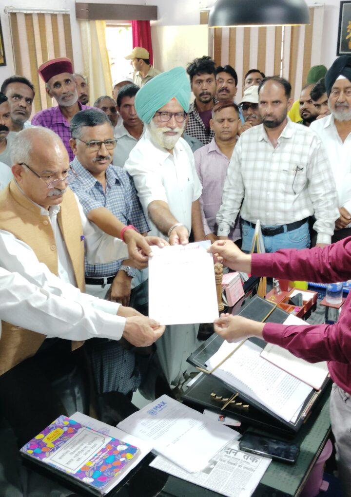 किसानों को इंसाफ दिलाने मोर्चा ने एसडीएम को घेरा