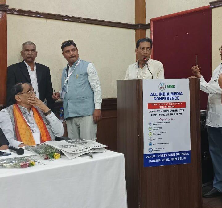 दिल्ली प्रेसक्लब पर पत्रकारों की महापंचायत!सरकार को जगाने हेतु चली महापंचायत और कैंडिल मार्च निकालकर दी शहीदों की श्रद्धांजलि।पत्रकारों की सुबिधा सुरक्षा पर ध्यान दे सरकार अन्यथा होगा विकराल आंदोलन