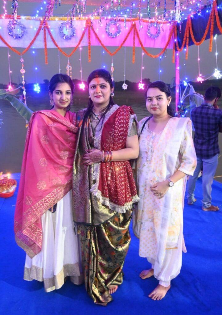 पश्चिम बंगाल के गौर बंगा की शाही राजकुमारी प्रीतिका कुंडू ने छठ पूजा बड़े जोश से मनाई
