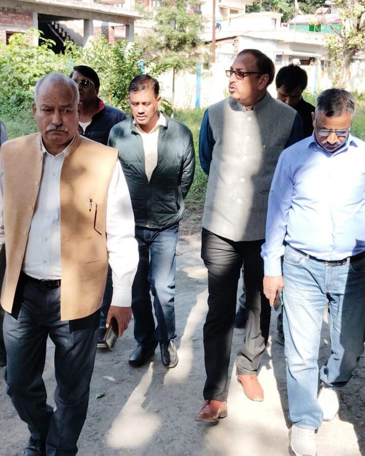 नेगी के आग्रह एवं सचिव के निर्देश पर निदेशक ने परखी पशु चिकित्सालय की व्यवस्थाएं
