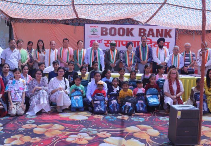 बुक बैंक के स्थापना दिवस पर 100 बच्चों को निःशुल्क स्टेशनरी व स्कूल बैग किये वितरित खिले #देहरादून उत्तराखंड