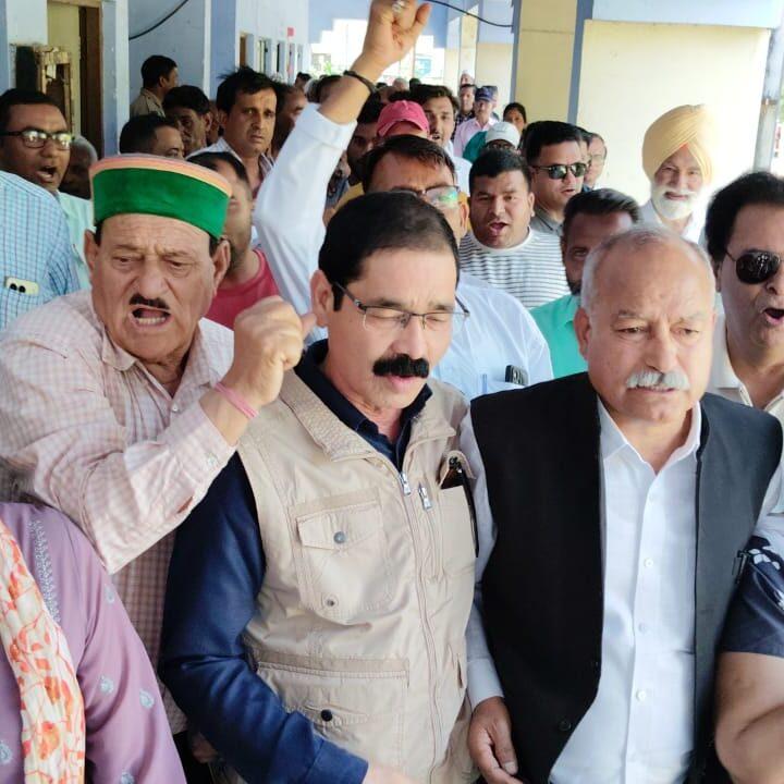 कार्मिकों को पुरानी पेंशन (ओपीएस) लागू करने को मोर्चा ने बोला हल्ला