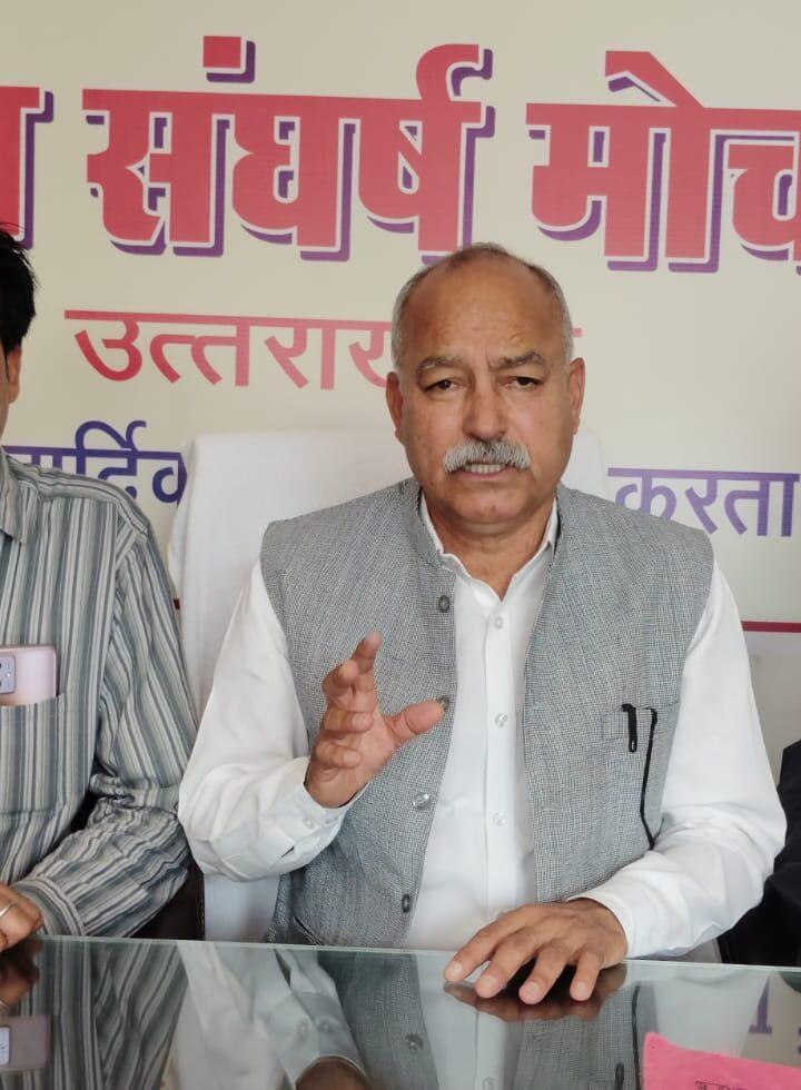 गोल्डन कार्ड लिए अस्पतालों के चक्कर काट रहे कर्मचारियों, सरकार बेसुध- मोर्चा