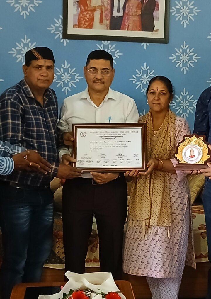 उत्तराखंड सामाजिक सम्मान सेवा ट्रस्ट रजिस्टर्ड ने किया डॉक्टर राजेंद्र प्रसाद सेमवाल का सम्मान।
