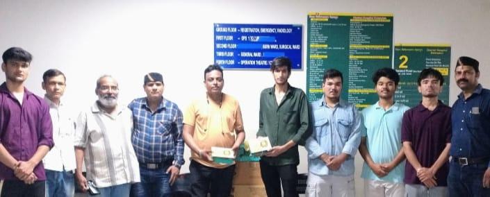 उत्तराखंड सामाजिक सम्मान सेवा ट्रस्ट द्वारा मानवता की सेवा में एक और सराहनीय पहल जिला अस्पताल देहरादून कोरोनेशन में मरीजों को खाद्य सामग्री बांटी