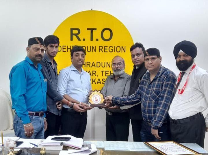 उत्तराखंड सामाजिक सम्मान सेवा ट्रस्ट ने संभागीय परिवहन अधिकारी श्री संदीप सैनी जी का सम्मान किया।