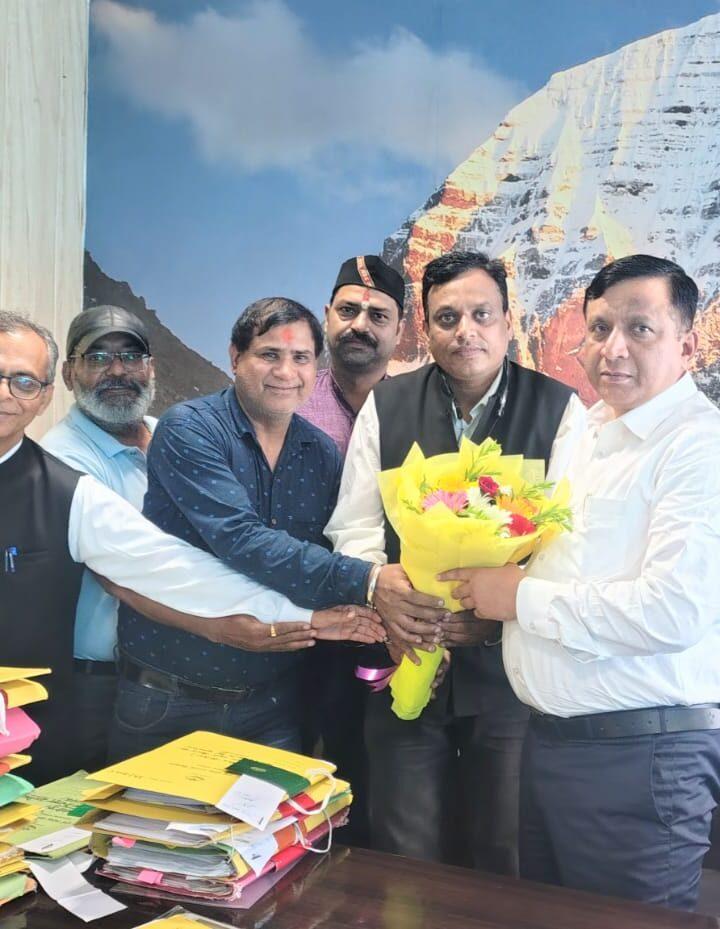 उत्तराखंड सामाजिक सम्मान सेवा ट्रस्ट ने सूचना महानिदेशक एवं अपर सचिव मुख्यमंत्री श्री बंशीधर तिवारी जी से शिष्टाचार भेंट की व पुष्प गुच्छ देकर शुभकामनाएं दी।