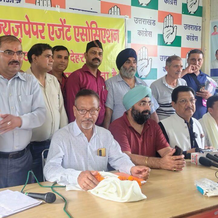 प्रदेश कांग्रेस कमेटी वरिष्ठ उपाध्यक्ष सूर्यकांत धस्माना जी के नेतृत्व में कांग्रेस श्रम प्रकोष्ठ ने दो सौ समाचार पत्र विक्रेताओं को भेंट किए उपहार (रेनकोट)।