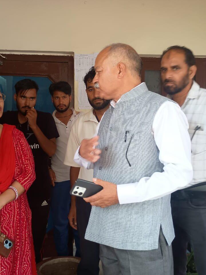 बाल विकास परियोजना  कार्यालय में आधार अपडेशन में हो रही है        अव्यवस्थाओं को लेकर भड़के नेगी