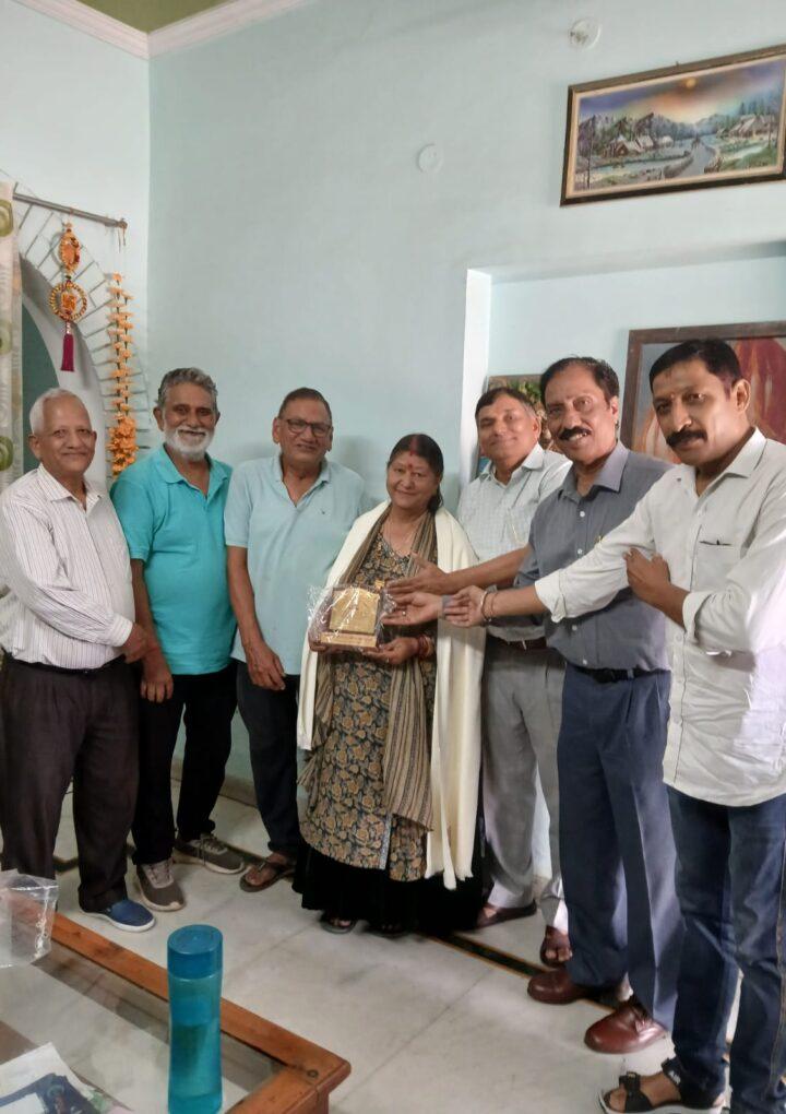 गढ़वाली कॉलोनी की भूमि अधिग्रहण आंदोलन में विशिष्ट सहयोग करने पर क्षेत्रीय विकास एवं समाजोत्थान समिति ने प्रधान श्रीमती शशि प्रभा रावत को सम्मानित किया।