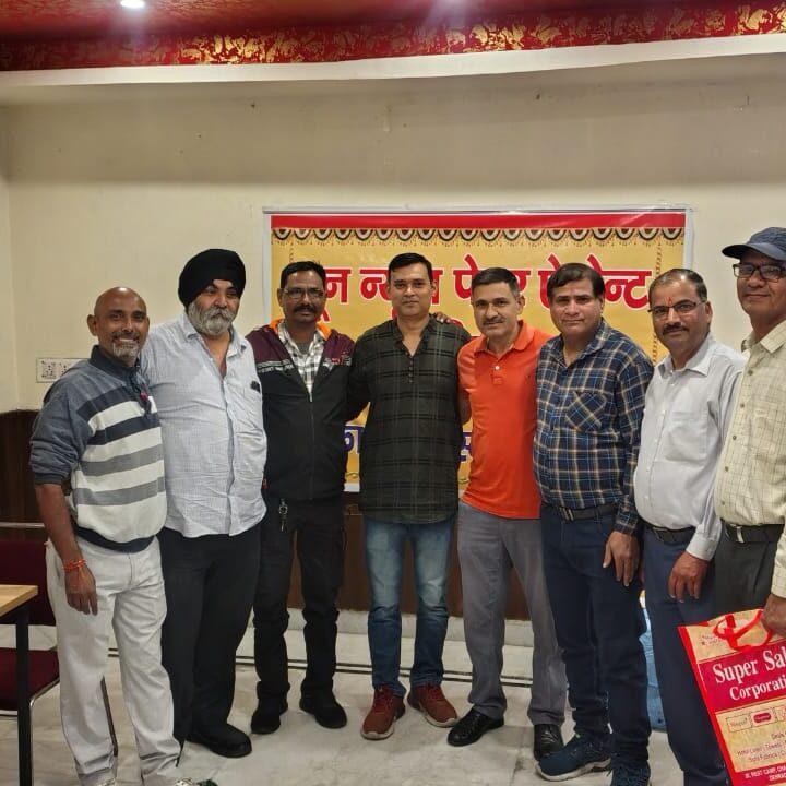 दून न्यूज पेपर एजेंट एसोसिएशन पल्टन बाजार ने समाचार पत्र विक्रेताओं को बांटे उपहार।(धूमधाम से मनाया दीपावली मिलन कार्यक्रम)