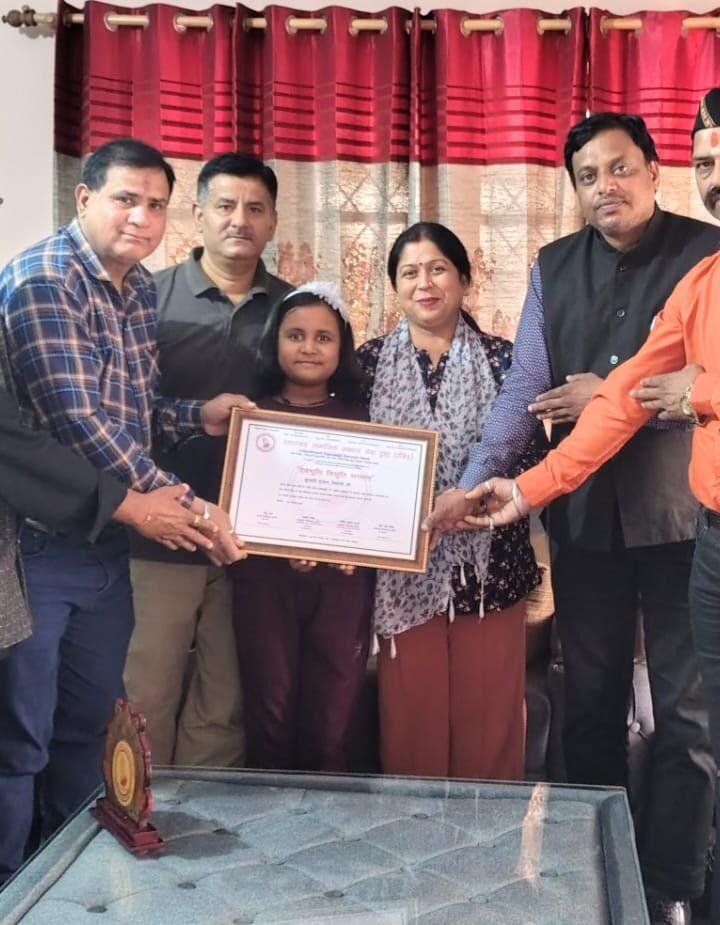 कौन बनेगा करोड़पति’ KBC के जूनियर स्पेशल एपिसोड पुरस्कार राशि जितने वाली उत्तराखंड की एंजल नैथानी को देवभूमि विभूति सम्मान से नवाजा।