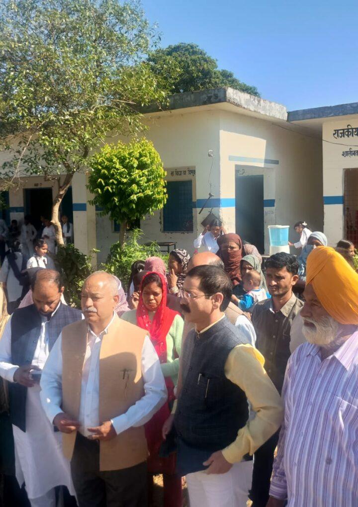 अभिभावकों की मांग पर विद्यालय के उच्चीकरण को  मोर्चा ने दी विद्यालय में दस्तक