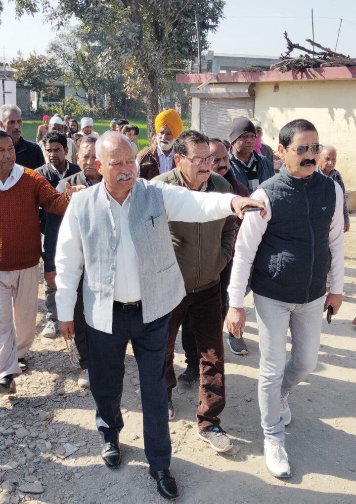 सर्विस रोड संकरी होने पर बिफरे मोर्चा अध्यक्ष अधिकारियों पर